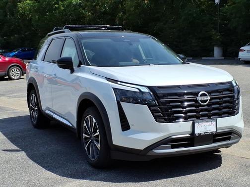Everest White Pearl Tricoat/Super Black 2026 Nissan Pathfinder Platinum
