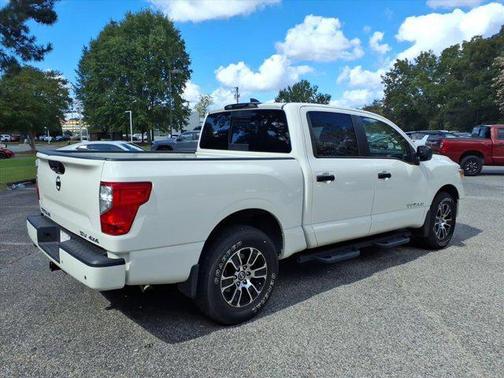 2022 Nissan Titan SV