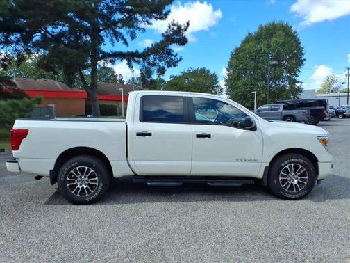 2022 Nissan Titan SV