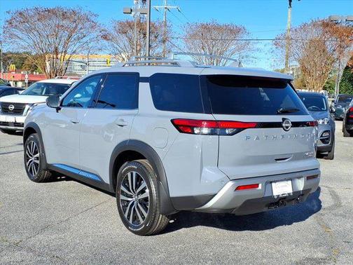 2025 Nissan Pathfinder Platinum 4WD