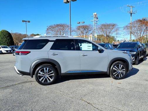 2025 Nissan Pathfinder Platinum 4WD