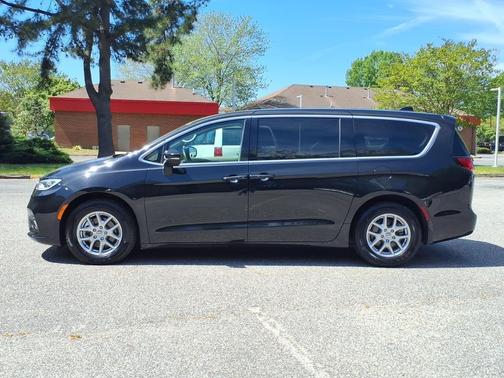 Brilliant Black Crystal Pearlcoat 2023 Chrysler Pacifica Touring L