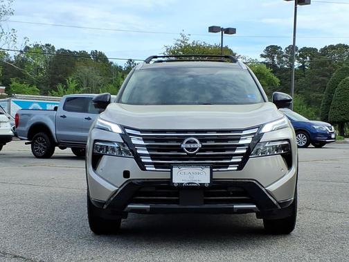Champagne Silver Metallic/Super Black 2026 Nissan Rogue Platinum