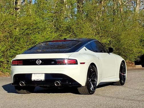 Everest White Pearl Tricoat/Super Black 2024 Nissan Z Performance Auto