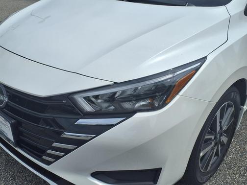 Aspen White Tricoat 2025 Nissan Versa 1.6 SV