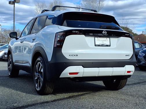 2025 Nissan Kicks SV