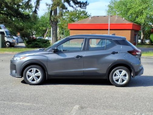 Gun Metallic 2024 Nissan Kicks S