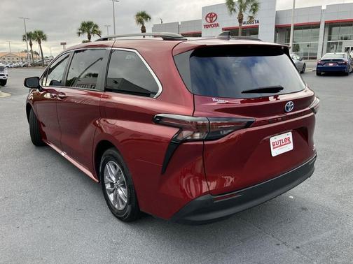 2023 Toyota Sienna XLE 8 Passenger
