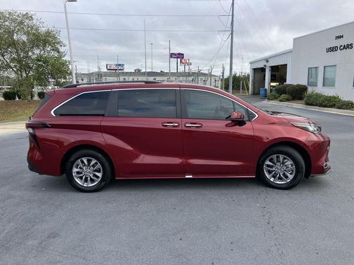 2023 Toyota Sienna XLE 8 Passenger