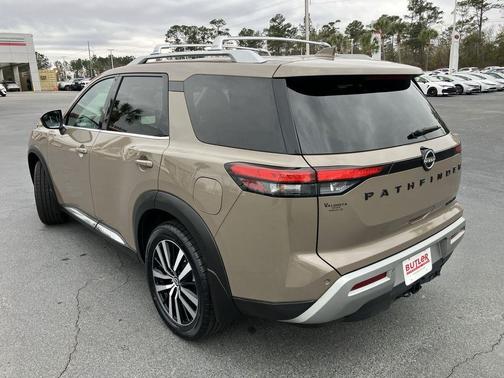 2023 Nissan Pathfinder Platinum FWD