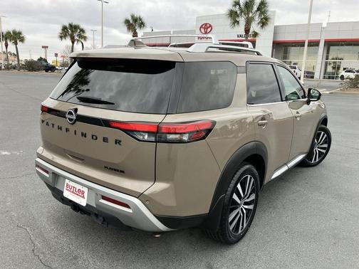 2023 Nissan Pathfinder Platinum FWD