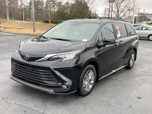Midnight Black Metallic 2026 Toyota Sienna XLE