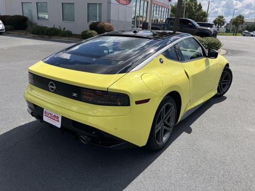 Yellow (Ikazuchi Yellow Pearl Tricoat/Black Roof) 2023 Nissan Z Sport Auto