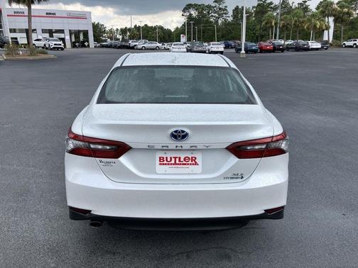 2022 Toyota Camry Hybrid XLE
