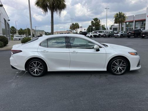 2022 Toyota Camry Hybrid XLE