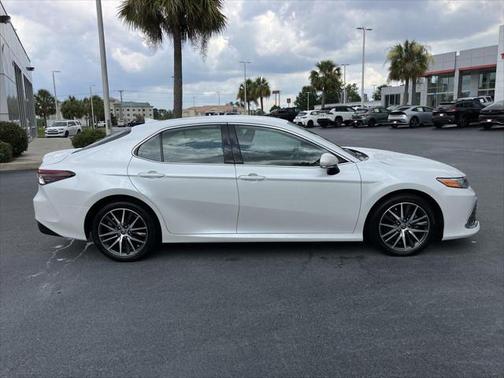 2022 Toyota Camry Hybrid XLE