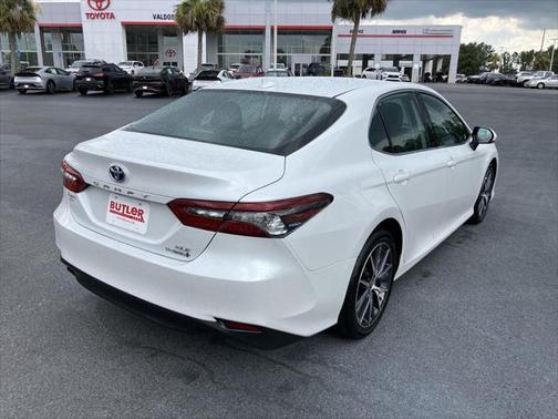 2022 Toyota Camry Hybrid XLE