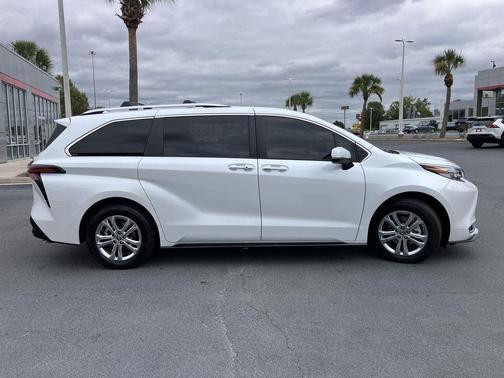 2023 Toyota Sienna Platinum