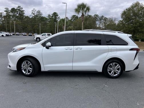 2023 Toyota Sienna Platinum