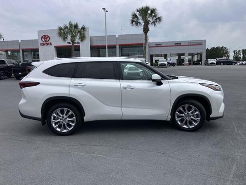 White (Wind Chill Pearl) 2024 Toyota Highlander Limited