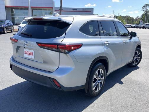 Silver (Celestial Silver Metallic) 2023 Toyota Highlander XLE