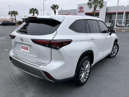 White (Wind Chill Pearl) 2024 Toyota Highlander Platinum