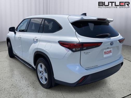White (Wind Chill Pearl) 2022 Toyota Highlander Hybrid LE