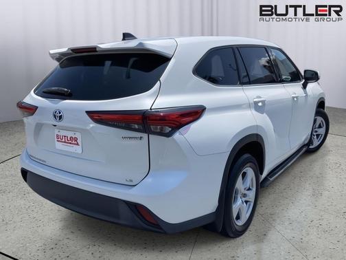 White (Wind Chill Pearl) 2022 Toyota Highlander Hybrid LE