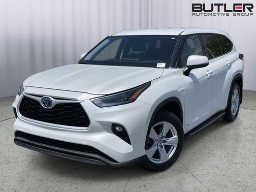 White (Wind Chill Pearl) 2022 Toyota Highlander Hybrid LE