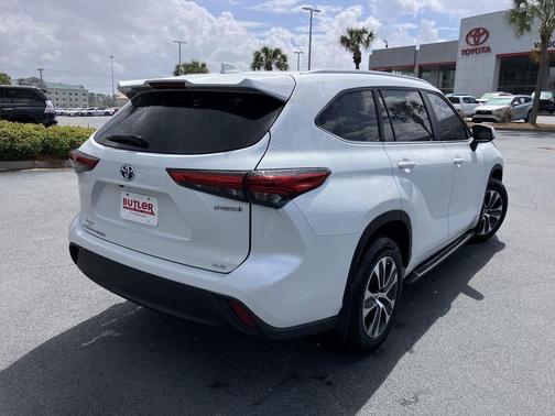 White (Wind Chill Pearl) 2023 Toyota Highlander Hybrid XLE