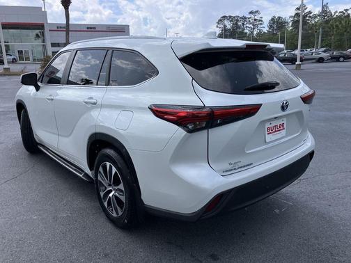 White (Wind Chill Pearl) 2023 Toyota Highlander Hybrid XLE