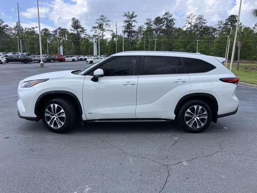 White (Wind Chill Pearl) 2023 Toyota Highlander Hybrid XLE
