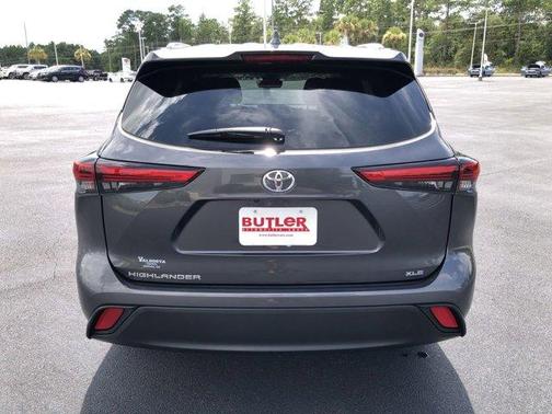 Photo 4 of 37 of 2022 Toyota Highlander XLE