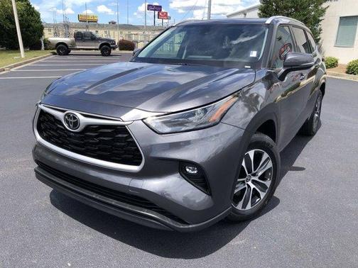 Photo 1 of 37 of 2022 Toyota Highlander XLE