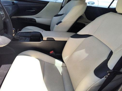 Eminent White Pearl 2022 Lexus ES 300h Base