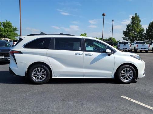 2022 Toyota Sienna XLE 7 Passenger