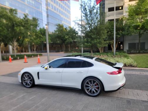 2018 Porsche Panamera 4