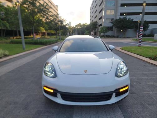 2018 Porsche Panamera 4