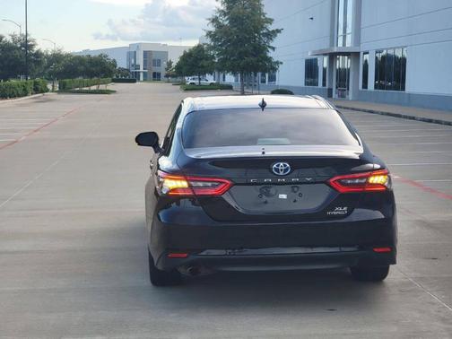2022 Toyota Camry Hybrid XLE