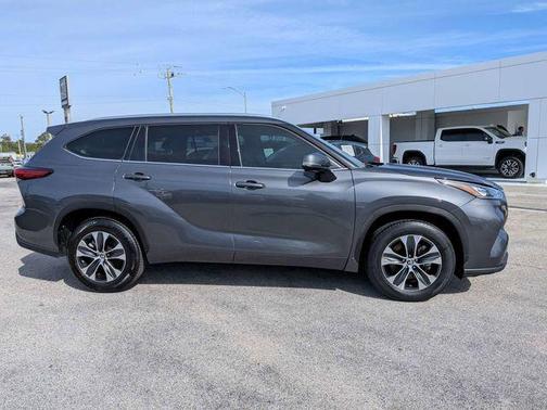 Magnetic Gray Metallic 2020 Toyota Highlander XLE