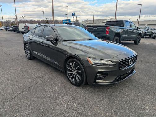 2022 Volvo S60 T5 Momentum