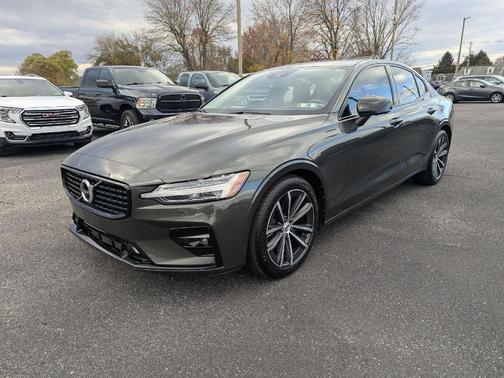 2022 Volvo S60 T5 Momentum