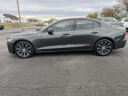 2022 Volvo S60 T5 Momentum