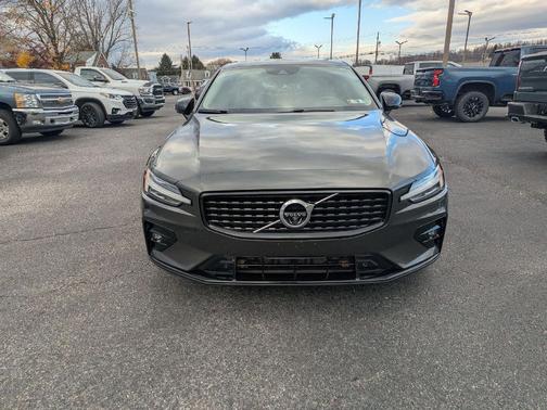 2022 Volvo S60 T5 Momentum