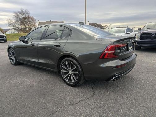 2022 Volvo S60 T5 Momentum