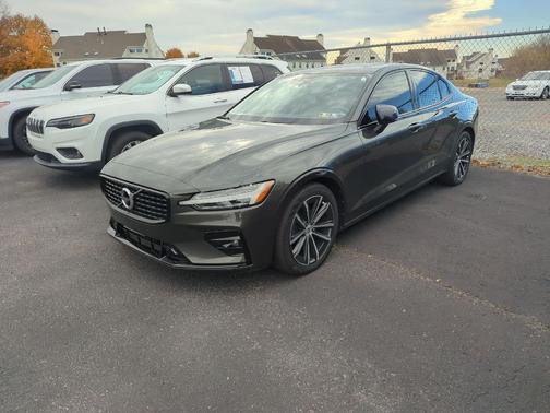 2022 Volvo S60 T5 Momentum