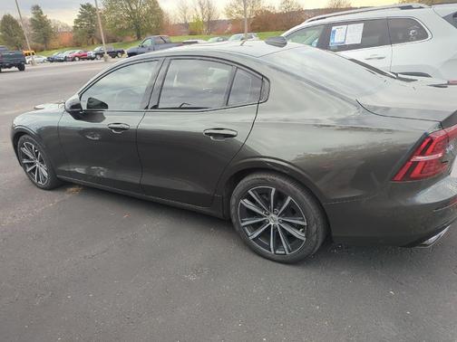 2022 Volvo S60 T5 Momentum