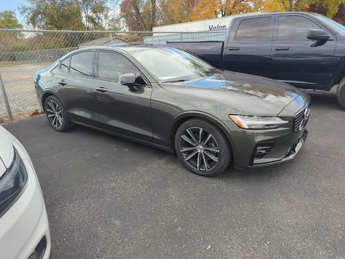 2022 Volvo S60 T5 Momentum