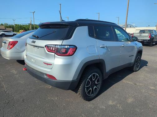 Silver Zynith Metallic Clearcoat 2025 Jeep Compass Trailhawk