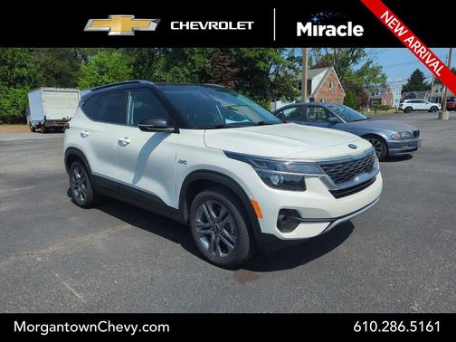 Clear White/Black Roof 2021 Kia Seltos S